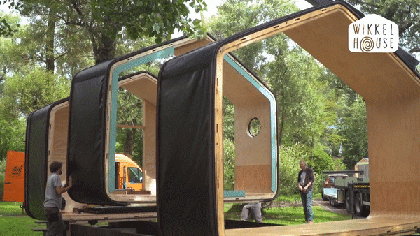 Điểm đặc biệt của Wikkelhouse là ngôi nhà này chỉ nặng hơn 500kg, một sự lựa chọn lý tưởng cho những người thích sự di chuyển, thường xuyên phải thay đổi chỗ ở vì có thể “mang theo” bất cứ đâu. Với mỗi đơn đặt hàng của khách hàng, công ty sẽ vận chuyển nguyên vật liệu tới địa điểm yêu cầu, sau đó tiến hành lắp đặt hoàn thiện ngôi nhà và trang trí nội thất chỉ trong vòng chưa đến một ngày.