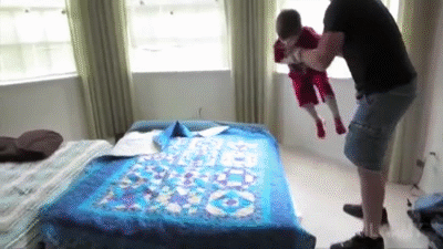 Ông bố này chắc chắn sẽ “ăn đủ” với mẹ em bé sau pha nghịch dại này.