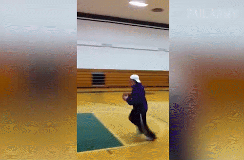 Đứng im còn chưa làm được gì chứ còn tinh tướng.