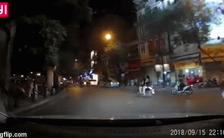 Thanh nien di SH dap thang chan hai co gai mac do sexy tren pho