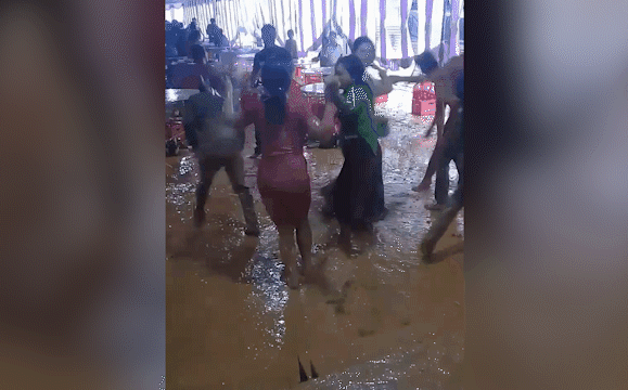 Dam cuoi sieu lay loi, khach nhay tung bung nga 'sap mat' giua vung bun