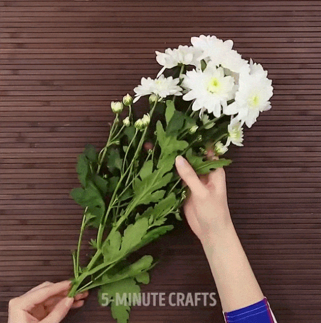 Chuẩn bị: - Hoa tươi màu trắng - Chén nước miệng cao - Màu thực phẩm - Dao sắc (có thể sử dụng dao rọc giấy) Cách làm: Chọn cành hoa mà bạn muốn tạo màu sau đó tỉa bớt lá ở cuối cành hoa, nên chọn cành tươi, to mập.