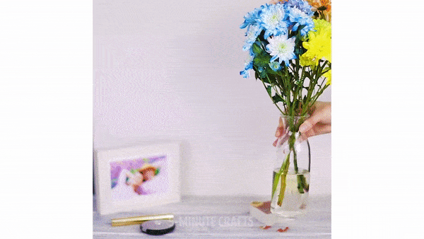 Vậy là chỉ vài phút chị em đã có lọ hoa đủ màu siêu xinh xắn trang trí nhà thêm sinh động rồi.
