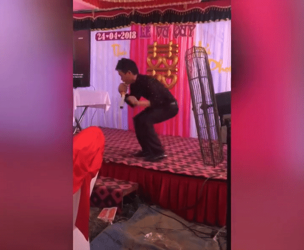 Thanh nien bieu cam quan quai nhu that tinh khi hat trong dam cuoi