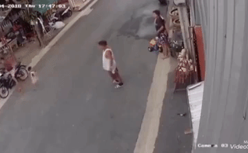 Chạy xe tốc độ cao đâm trúng đứa trẻ, clip khiến các bậc cha mẹ run rẩy khi con ra đường.