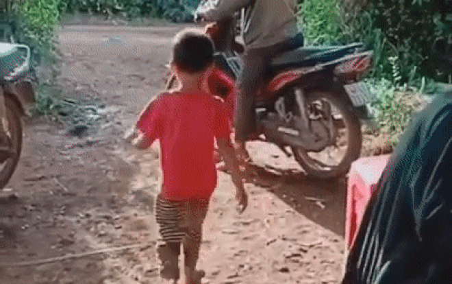 Cau be nghich ngom bat ngo dap so khien ong bo nhan 