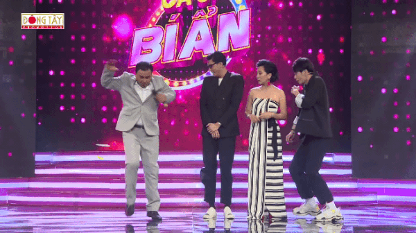 Nghệ sĩ Chí Tài lấy giày ném MC Quyền Linh vì bị lãng quên, không được giới thiệu ra sân khấu.