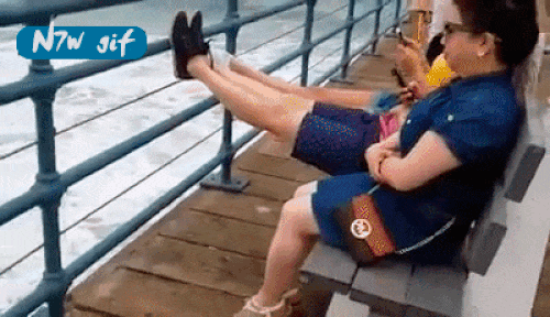 Thiệt thòi không ai thấu cho cô nàng chân ngắn.