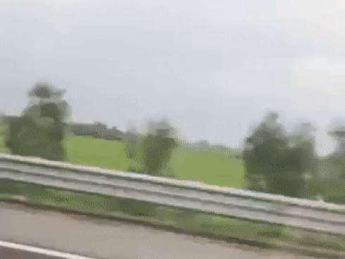 Hot hoang tai xe xe cuu thuong vua lai vua gac chan len cua