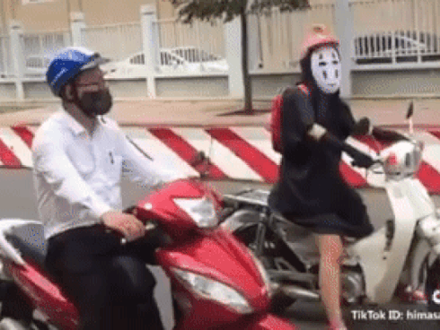 Nu sinh dien trang phuc doc la giua pho gay xon xao