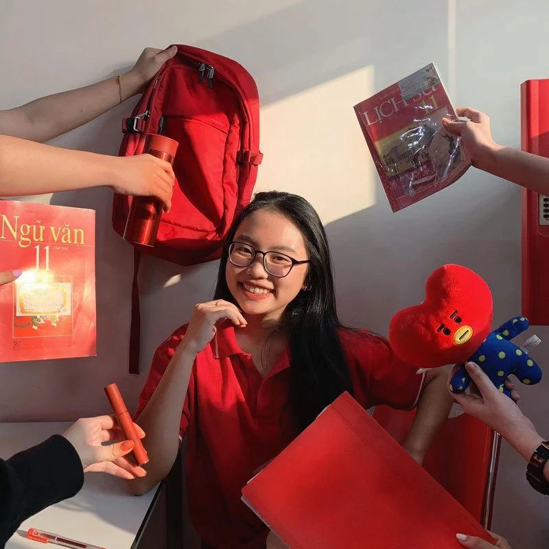 Trend giận tím người, đỏ cả quần áo thu hút nhiều sao Việt