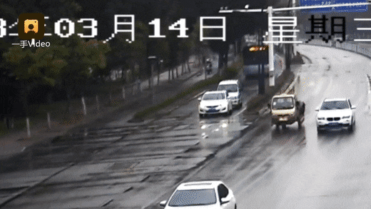 Vụ va chạm không làm ảnh hưởng đến tính mạng người phụ nữ. Ảnh: Pearvideo