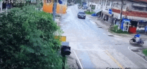 May mà thanh niên áo xanh có tí võ đấy.