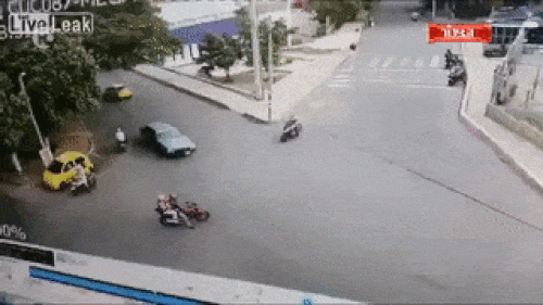 Cái tội thấy trai là quên cả trời đất luôn đây mà.