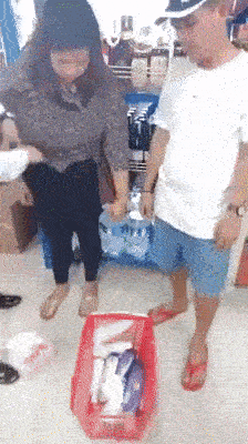 Nu quai vao sieu thi trom... 12 chai dau goi giau trong quan va ao nguc