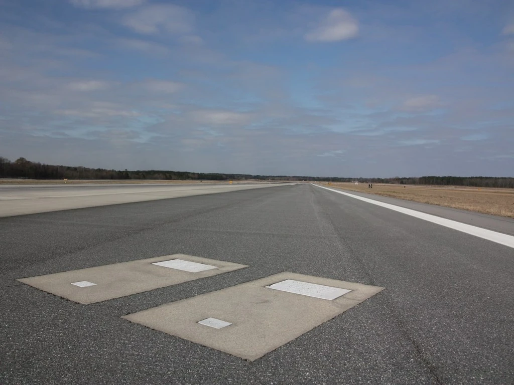 2 ngôi mộ bí ẩn trên đường băng sân bay