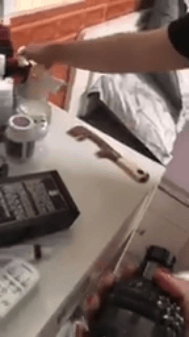 Vo vao tan phong bo nhi cua chong, tong het do dac ra san doa dot