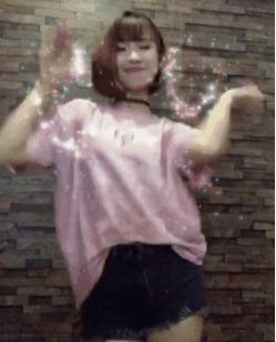Nữ ca sĩ Khởi My khoe khả năng vũ đạo trong một đoạn clip nhảy cover trên trang cá nhân. Bên cạnh giọng hát, nữ ca sĩ cũng có khả năng nhảy khá điêu luyện và đa dạng: từ nhảy gợi cảm đến hiphop, phù hợp với nhiều dạng sân khấu và đối tượng khán giả.