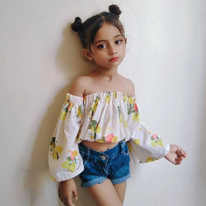 Bé gái 6 tuổi nổi tiếng nhờ mặc đồ sexy giống BlackPink