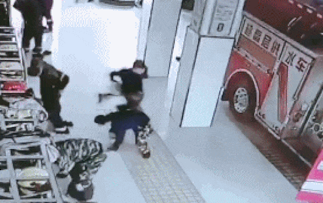 Cuong cuong nhan nhiem vu, linh cuu hoa thi nhau truot nga tren san