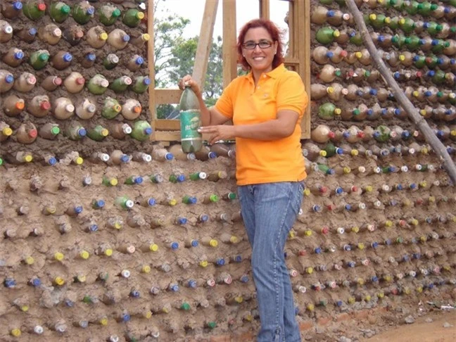 Độc đáo ngôi nhà xây từ những chai nhựa bỏ đi