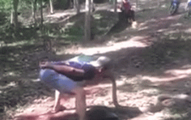 Nguoi dan ong tay khong bat ran ho mang 