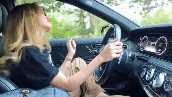 Hoang Thuy Linh hanh dong gay tranh cai khi dang lai xe sau tin don chia tay