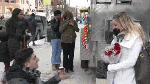 Cô ta không lấy thì đưa đây cho tôi.