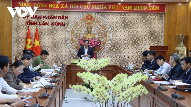 Lãnh đạo UBND tỉnh Lâm Đồng, các sở, ngành liên quan và đại diện nhà đầu tư tham dự buổi họp. lanh-dao-ubnd-tinh-lam-dong-cac-so-nganh-lien-quan-va-dai-dien-nha-dau-tu-tham-du-buoi-hop.jpg