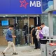 Chuyển đổi số, cây ATM hiếm hoi ở Hà Nội đông đúc ngày cận Tết