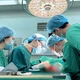 Đeo găng tay rộng, thanh niên 22 tuổi bị đứt lìa ngón trỏ khi vận hành máy