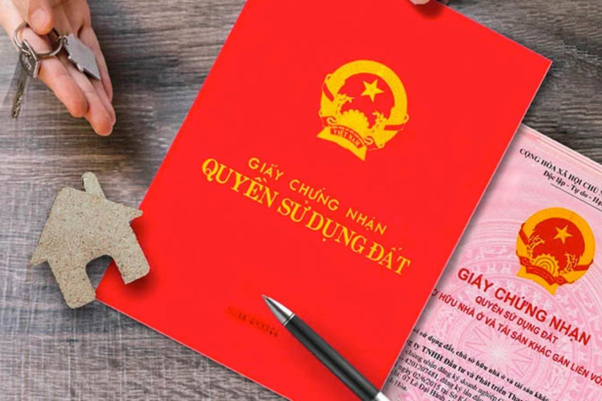 Mâu thuẫn đầu tiên được tập trung vào người bán đất cho gia đình anh H. Năm 1999, anh H. cùng em dâu là Nguyễn Thị Thuận mua chung diện tích 100m2 ở Phú Mỹ, Mỹ Đình với giá 92 triệu đồng. Anh H. đã thanh toán 88 triệu đồng, giữ lại 4 triệu đồng để làm thủ tục chuyển nhượng đất thì giao nốt nhưng chưa làm. 7 năm sau, vào năm 2006, khi cán bộ địa chính vào đo đất để làm sổ đỏ, chủ đất ép anh H. phải thanh toán 4 triệu đồng tương đương với 4,35m2 ở thời điểm hiện tại là 100 triệu đồng. (Ảnh minh họa, nguồn internet)