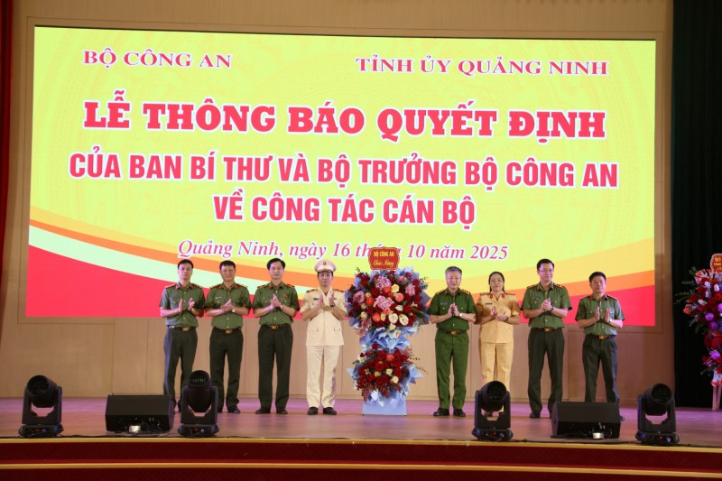 Chiều 16/10, tại trụ sở Công an tỉnh Quảng Ninh, Bộ Công an phối hợp Tỉnh ủy Quảng Ninh tổ chức lễ công bố quyết định của Ban Bí thư và Bộ trưởng Công an về công tác cán bộ. (Ảnh: Thứ trưởng Nguyễn Ngọc Lâm và các đồng chí lãnh đạo các cục nghiệp vụ tặng hoa chúc mừng Thiếu tướng Trần Văn Phúc)