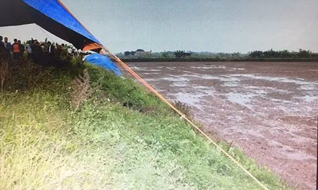 Kết quả khám nghiệm hiện trường cho thấy, thi thể là nữ giới đã bị than hóa một phần. Nạn nhân được xác định đã chết trước khi cháy. Một vết thương lớn ở phần cổ được tìm thấy. Đây có thể chính là nguyên nhân dẫn tới cái chết của cô gái xấu số này. Một vài người dân cho hay, vào tối 7/11, tức là trước đó 2 ngày họ nhìn thấy một đám cháy tại khu vực phát hiện thi thể, nhưng do, khu vực này gần bãi rác công cộng, nên nghĩ rằng đó là đốt rác và chẳng ai để ý thêm nữa. (Nơi xảy ra sự việc)