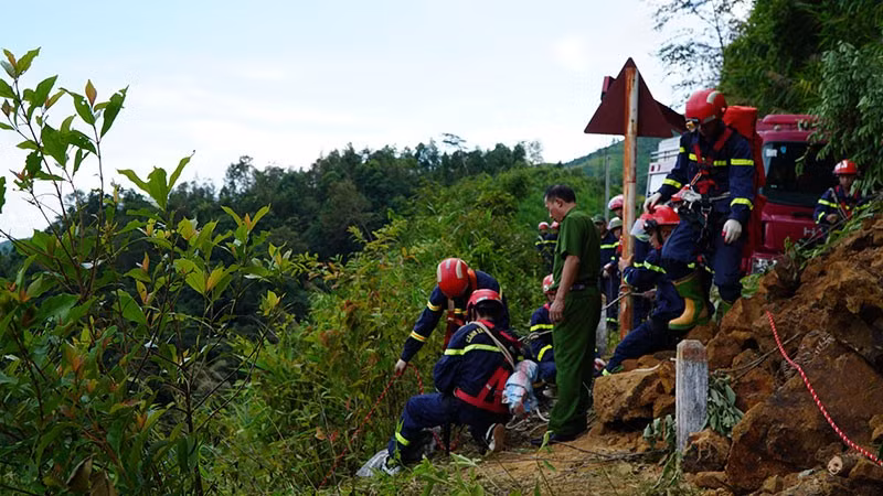Cung đường anh S di chuyển từ bưu điện huyện lên xã Tạ Bá là con đường quanh co, vắng vẻ. Tại một khúc cua, phía ta luy âm cách trụ sở UBND xã Tạ Bá chừng 2km, các điều tra viên phát hiện trên nền đất có dấu hiệu xáo trộn, phần cỏ và cây cối đổ rạp bất thường. Khi đi men theo bờ vực dốc và trơn trượt, cách mặt đường 200m thi thể một người đàn ông được tìm thấy. Mặc dù đang trong quá trình phân huỷ, nhưng cơ qua công an vẫn xác định được đây là thi thể của anh Cao Văn S. (Ảnh minh họa, nguồn internet)