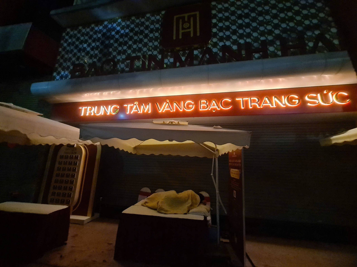 Cửa hàng vàng bạc trang sức Bảo Tín Mạnh Hải trên đường Trần Duy Hưng (Hà Nội) đã sắp xếp sẵn bàn ghế, căng ô, bố trí bảo vệ trực trước cửa ban đêm để đảm bảo an ninh, hướng dẫn khách đến mua vàng trong Ngày vía thần tài. Ảnh: Mạnh Hưng.