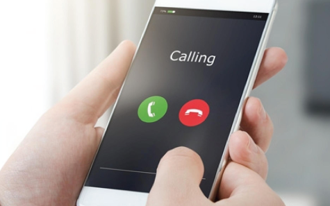 Rời quê vào Sài Gòn làm công nhân ép nhựa keo tại Q.Tân Phú, Dũng nhận đựợc tin từ nhà là gia đình D. đã có đơn tố cáo. Cô bé cũng gọi điện cho Dũng, muốn "người yêu" phải có trách nhiệm, nếu không anh trai mình sẽ tìm Dũng để "tính sổ". Nghĩ chuyện sẽ không dừng lại, Dũng xin nghỉ việc, về quê "tính chuyện một lần cho xong". Sáng 16/3, xe về đến Tam Kỳ, Dũng ghé chợ mua một con dao giấu trong người rồi đi nhậu chờ đến chiều gặp D. Tin tưởng "người yêu", cô bé không chút đề phòng, theo Dũng lên đồi Thơm. (Ảnh minh họa, nguồn internet)