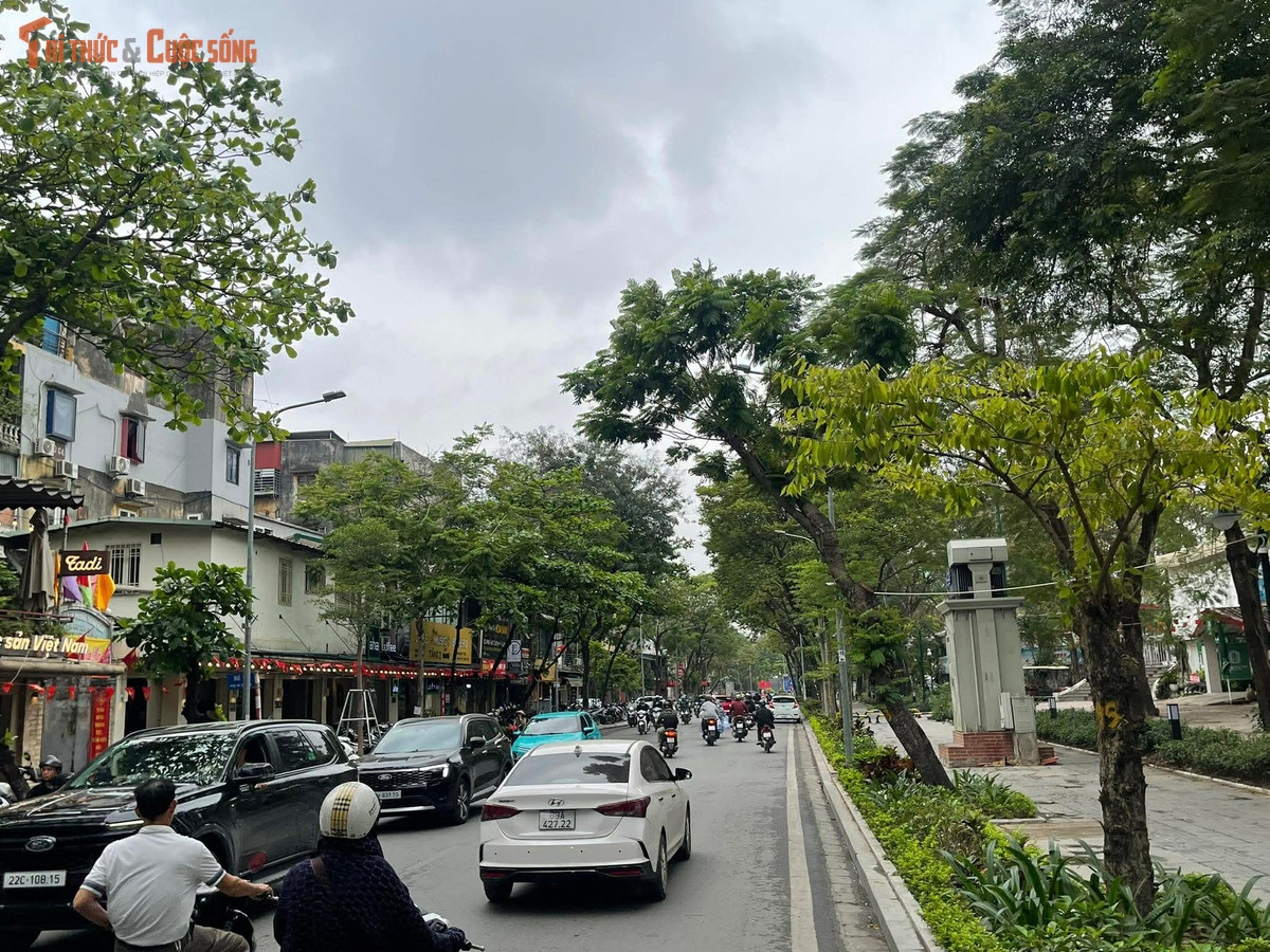 Hiện tại, đường Võ Thị Sáu thường xuyên xảy ra ùn tắc vào giờ cao điểm, cùng với đó là tình trạng lấn chiếm vỉa hè.