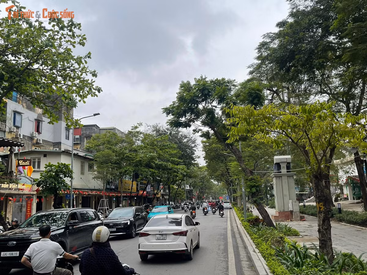 Hiện tại, đường Võ Thị Sáu thường xuyên xảy ra ùn tắc vào giờ cao điểm, cùng với đó là tình trạng lấn chiếm vỉa hè.