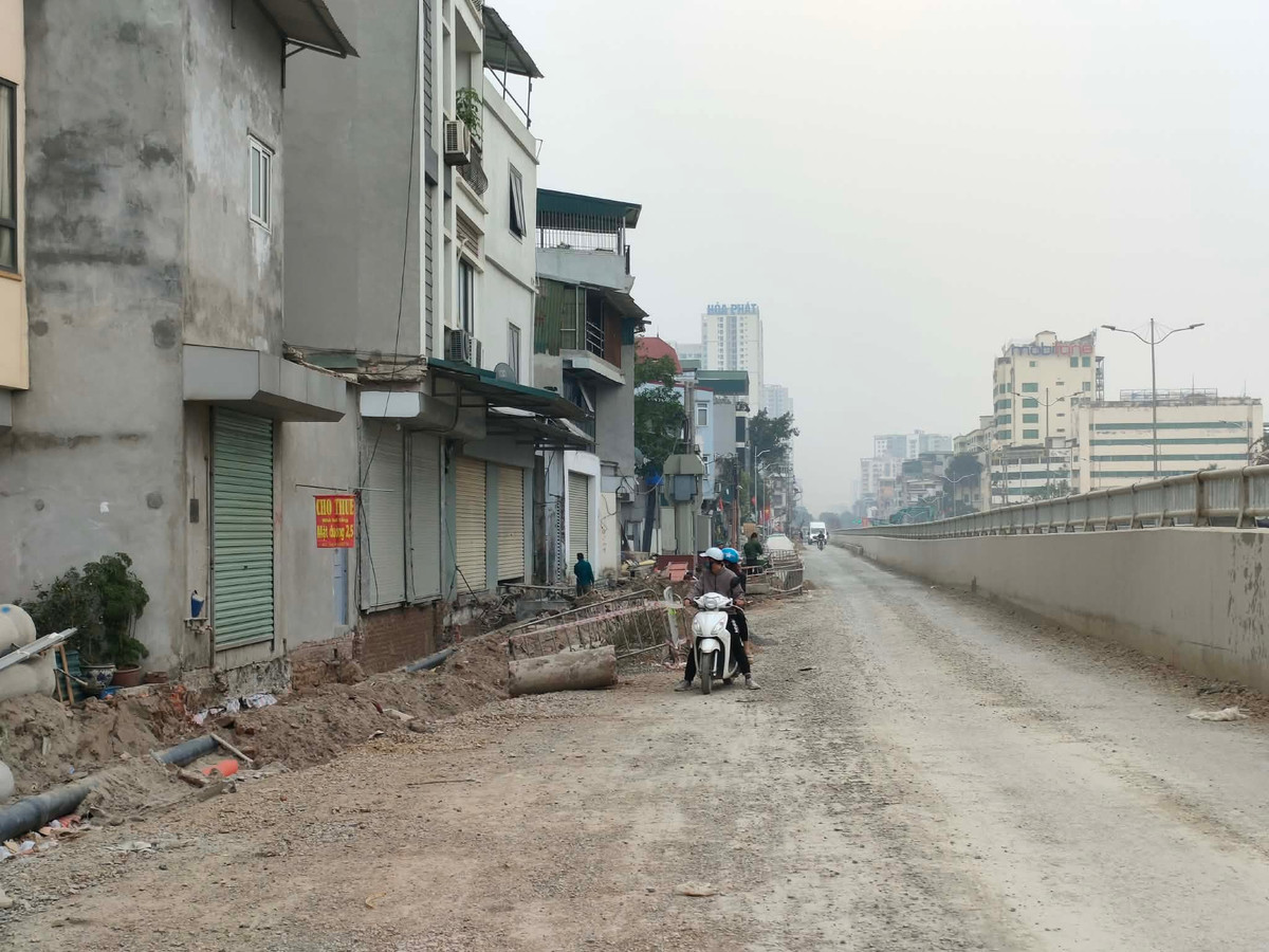 Để di chuyển từ đường Định Công ra Giải Phóng, nhiều phương tiện hiện phải đi vòng vào đoạn sát đường sắt để quay đầu. Tình trạng nhiều bãi đất trống, tụ đất tự phát bị biến thành điểm tập kết rác đang diễn ra khá phổ biến tại khu vực.