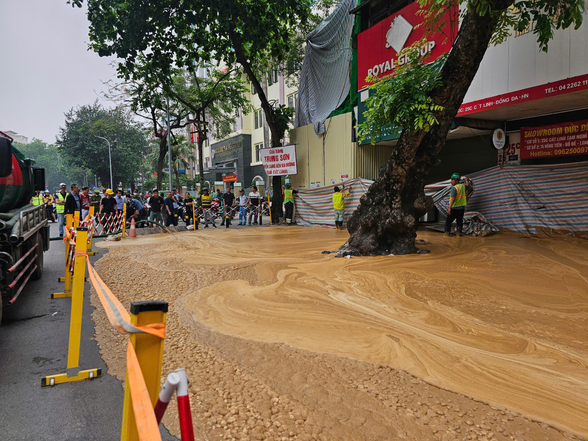 Chiều 27/5, hiện tượng bùn từ lòng đất trào lên mặt đất lại xảy ra tại phố Cát Linh (Đống Đa, Hà Nội).