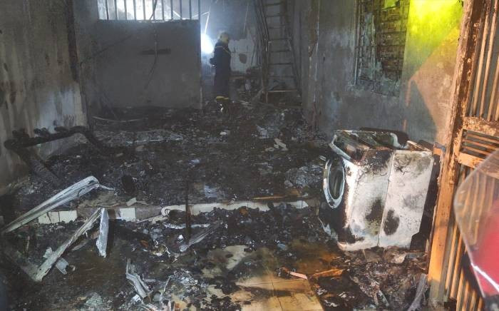 Sau khi xem xét kỹ các dấu vết cháy trên chiếc cửa xếp sắt, lực lượng khám nghiệm xác định xuất phát điểm vụ cháy là bùng lên từ ngoài cửa. Tiến hành thu thập tàn than tro tại hiện trường, lực lượng KTHS còn phát hiện có chứa hàm lượng xăng. Kết hợp dấu vết tại hiện trường, có thể kết luận, vụ cháy xuất phát từ bên ngoài, không liên quan tới các yếu tố ở trong hiện trường. Đây là kết luận vô cùng quan trọng chuyển vụ án từ hoả hoạn thông thường thành vụ trọng án. (Ảnh minh họa, nguồn internet)