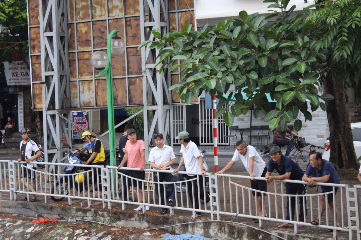 Nhiều người tò mò, ngạc nhiên trước dòng nước xanh trong, không mùi hôi của sông Tô Lịch.