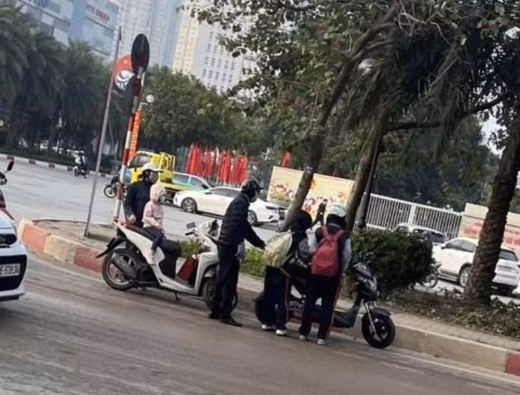 Đáng chú ý, khu vực xảy ra tình trạng trơn trượt kéo dài trên một đoạn đường khá lớn. Dù đã gần 10h sáng cùng ngày, mặt đường vẫn chưa được xử lý triệt để, khiến việc lưu thông của người dân gặp nhiều khó khăn và tiềm ẩn nguy cơ mất an toàn giao thông.