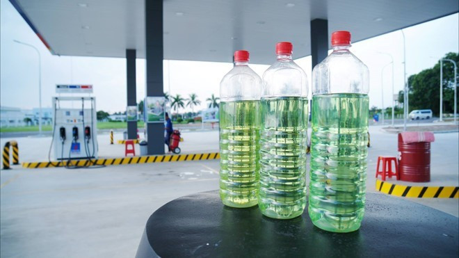 Kết quả khám nghiệm hiện trường cho thấy, nguyên liệu đốt là xăng. Đối tượng đã đựng xăng trong thùng sơn, dùng tuy ô nhựa luồn qua khe cửa dẫn xăng vào sàn nhà tầng 1 rồi đốt, gây cháy, dẫn tới cháy 3 xe máy, gây nổ và cháy lan từ tầng 1 đến tầng 3. Từ các dấu vết này, lực lượng kỹ thuật hình sự đi tới nhận định, đây là vụ giết người, hủy hoại tài sản đặc biệt nghiêm trọng do 2 đối tượng thực hiện và 2 đối tượng này ở gần khu vực hiện trường, biết rõ gia đình anh H. (Ảnh minh họa, nguồn internet)