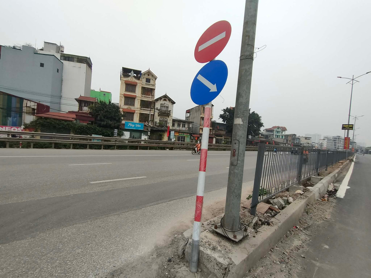 Ngoài ra, một số biển báo giao thông trên tuyến cũng ở tình trạng lắp đặt chưa chắc chắn, bị nghiêng lệch sau thời gian ngắn sử dụng.