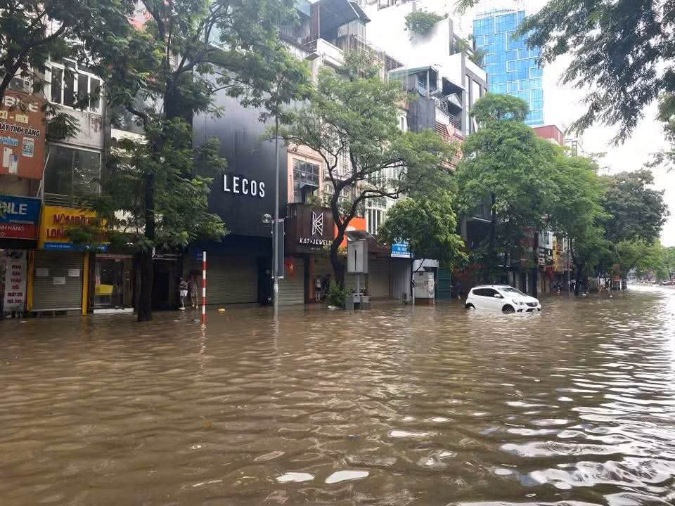 Tại khu vực đường Chính Kinh nước ngập sâu.