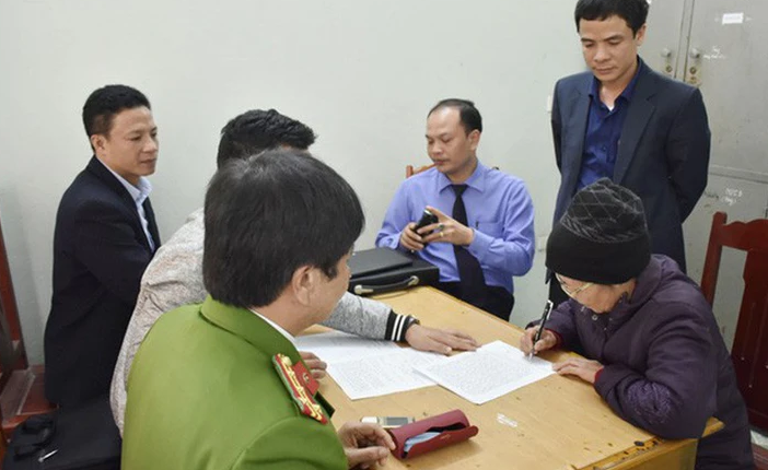 Quá trình xác minh, cơ quan công an nhận thấy, vụ "bắt cóc" có một số điểm bất thường, lời khai của "nhân chứng" duy nhất là bà nội cháu bé thì bất nhất, hiện trường không có bất cứ một dấu vết nào cho thấy có sự giằng co của hai bên. Bà nội cháu khai bị xô ngã, nhưng trên thân thể không có bất cứ một vết xước nào, khi được đề nghị đưa đến bệnh viện thăm khám, "nhân chứng" này luôn chối từ. Mỗi khi làm việc với cơ quan, người phụ nữ đã gần 70 tuổi ngất lên, ngất xuống, nhưng ánh mắt luôn lảng tránh, không dám nhìn trực diện.