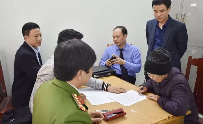 Quá trình xác minh, cơ quan công an nhận thấy, vụ "bắt cóc" có một số điểm bất thường, lời khai của "nhân chứng" duy nhất là bà nội cháu bé thì bất nhất, hiện trường không có bất cứ một dấu vết nào cho thấy có sự giằng co của hai bên. Bà nội cháu khai bị xô ngã, nhưng trên thân thể không có bất cứ một vết xước nào, khi được đề nghị đưa đến bệnh viện thăm khám, "nhân chứng" này luôn chối từ. Mỗi khi làm việc với cơ quan, người phụ nữ đã gần 70 tuổi ngất lên, ngất xuống, nhưng ánh mắt luôn lảng tránh, không dám nhìn trực diện.