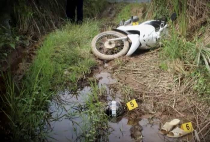 Phía trước xe máy, đôi dép và mũ bảo hiểm của nạn nhân nằm ngay ngắn, có dấu hiệu được sắp đặt. Qua phân tích, chụp X-quang vết thương, cơ quan điều tra xác định hung khí là khúc gậy có góc cạnh. Dựa trên cơ sở phân tích những dấu vết tại hiện trường, cơ quan điều tra xác định, hung thủ chắc chắn biết rất rõ về nạn nhân. Vị trí nấp chờ được chọn rất kỹ lưỡng. Từ phân tích thương tích trên cơ thể nạn nhân, điều tra viên cho rằng hung thủ phải cao hơn 1,6m, thuận tay phải. (Hiện trường nơi xảy ra sự việc)